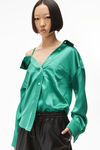 alexander wang off-shoulder shirt in silk charmeuse poison ivy